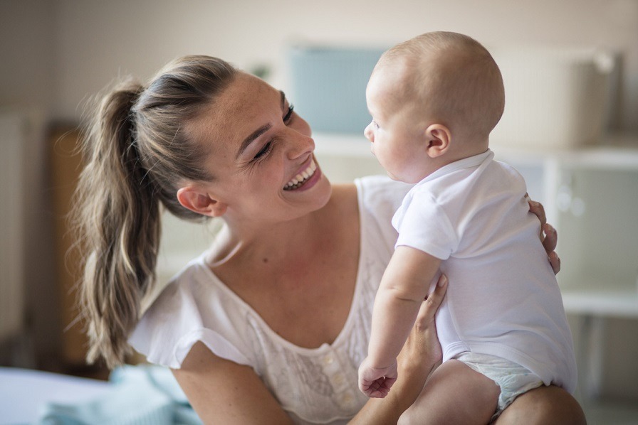 Kiedy dziecko zaczyna trzymać główkę?