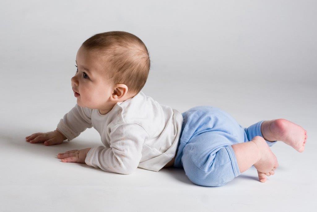 Kiedy dziecko zaczyna raczkować?