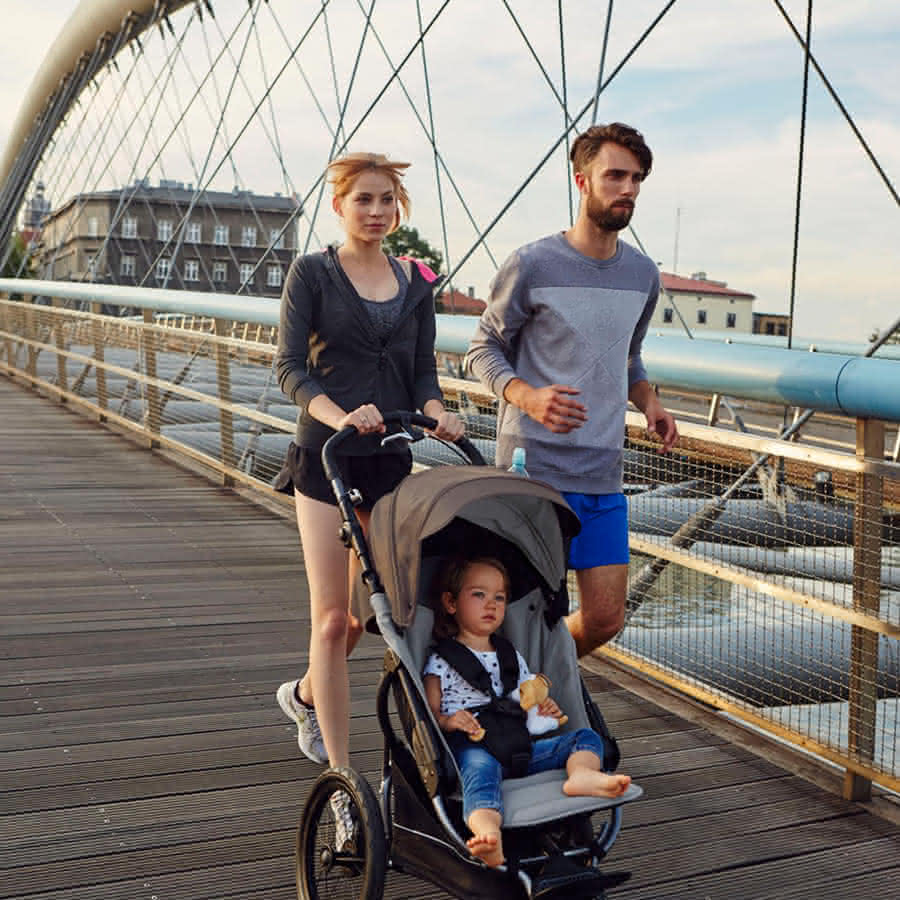 Wózki dla aktywnych rodziców – czyli praktyczne rozwiązania ułatwiające wspólne wyjścia z dzieckiem
