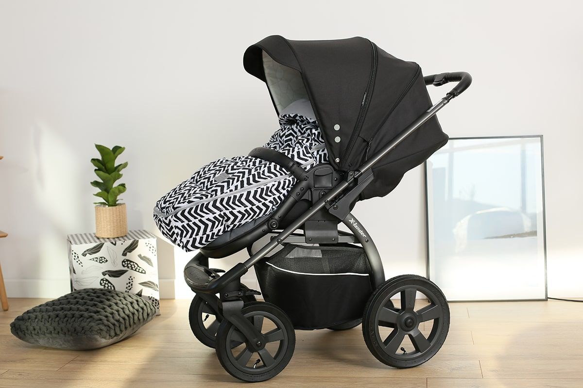 Kombinezon niemowlęcy czy śpiworek do wózka – który z produktów przyda się podczas spacerów z maluchem?